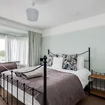 Cheerfull 3-Bedroom Home With Parking & Garden