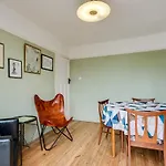Cheerfull 3-Bedroom Home With Parking & Garden