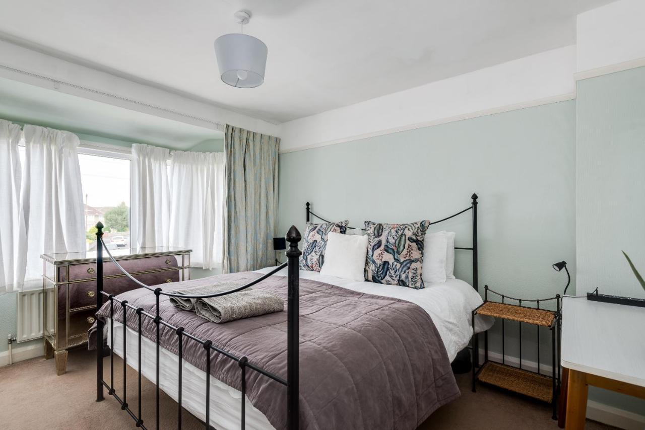 Cheerfull 3-bedroom With Parking & Garden