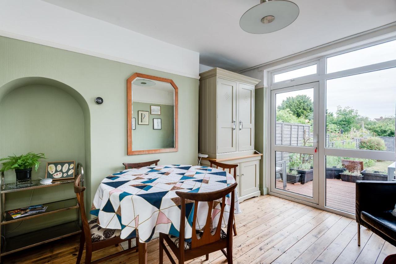 Cheerfull 3-bedroom With Parking & Garden Ferienhaus