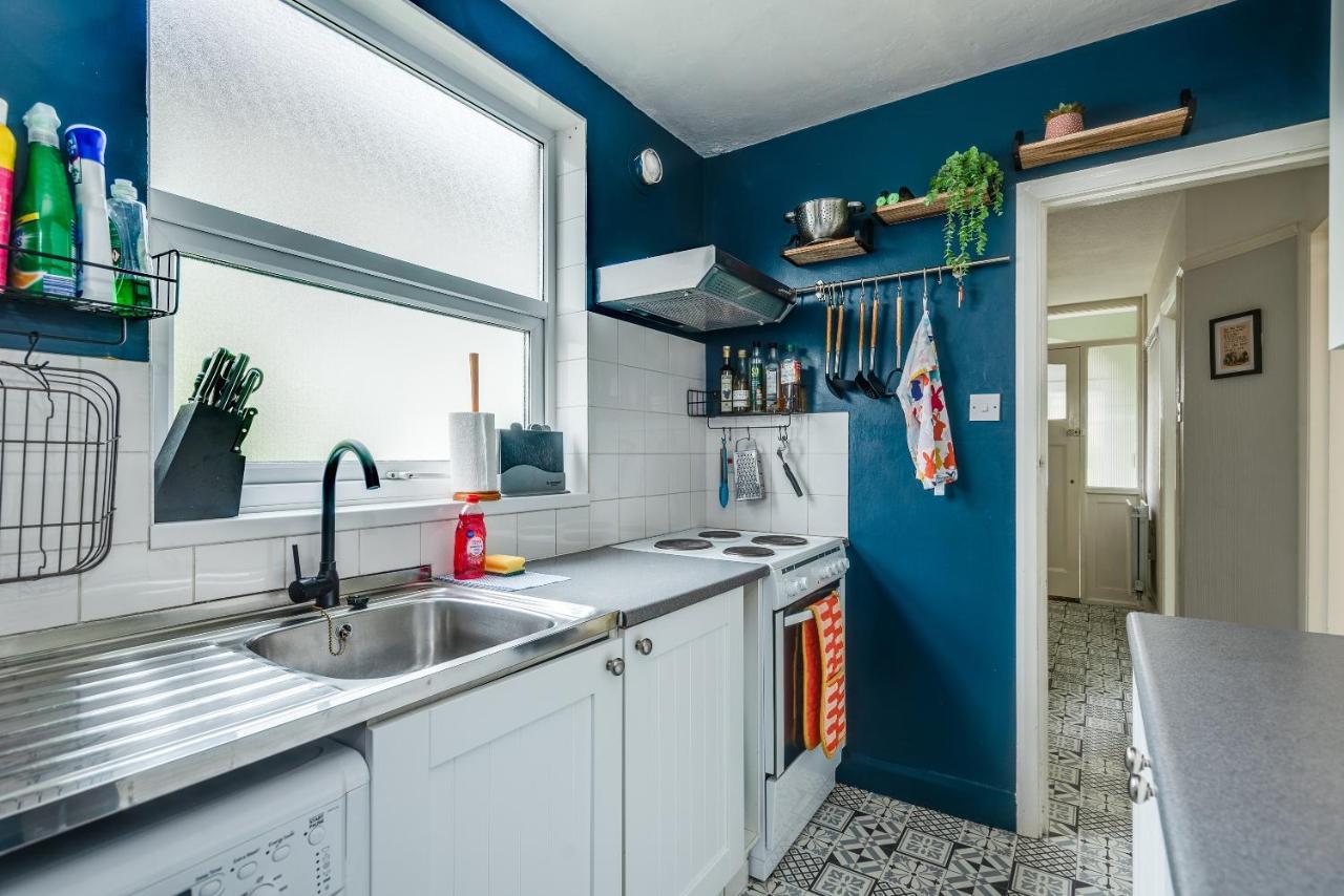 Ferienhaus Cheerfull 3-bedroom With Parking & Garden